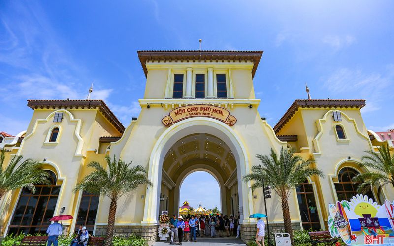 Cổng Hội Chợ Phù Hoa Vin Cửa Hội