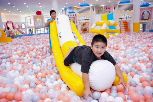 Kết Hợp Vui Chơi Trong Nhà Với Các Khu Vực Khác Tại VinWonders Cửa Hội