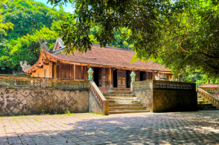 Tham quan chùa cổ trên đảo Hòn Ngư