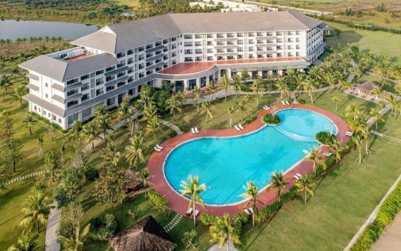 Bể bơi của Meliá Vinpearl Cua Hoi Beach Resort