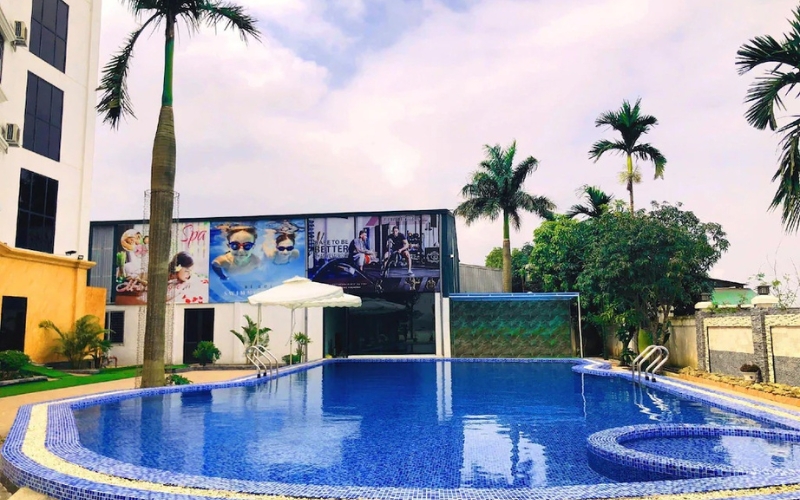 Bể bơi của Thông Đỏ Hotel
