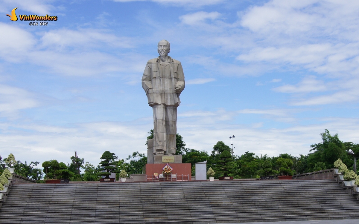 Cẩm nang du lịch Vinh Nghệ An 2025 mới nhất 1 Tượng Bác Hồ đặt ở Làng Sen làm bằng đồng, nặng 6 tấn