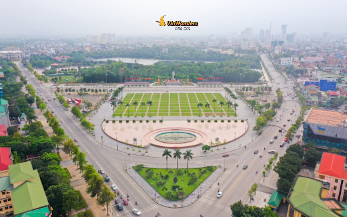 Quảng trường Hồ Chí Minh là địa điểm nổi tiếng ở Nghệ An 