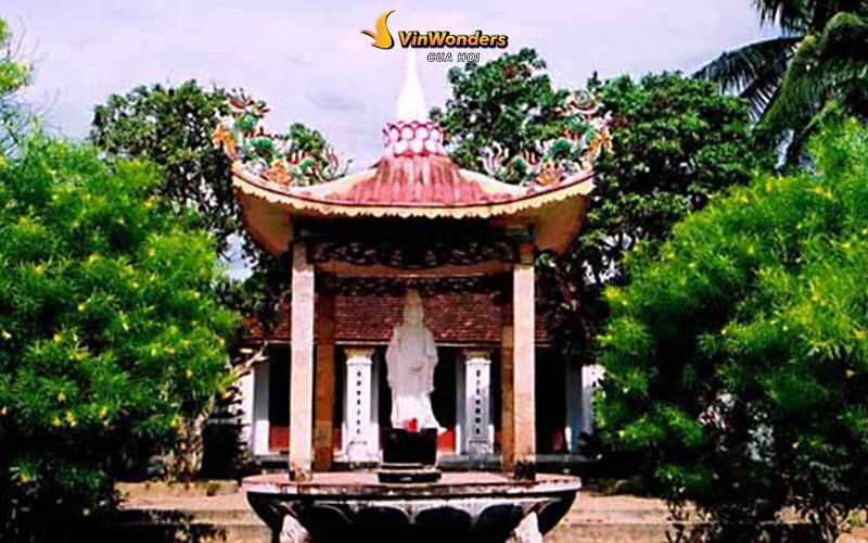 Chính điện chùa Cần Linh thờ Phật Thích Ca, Quan Âm