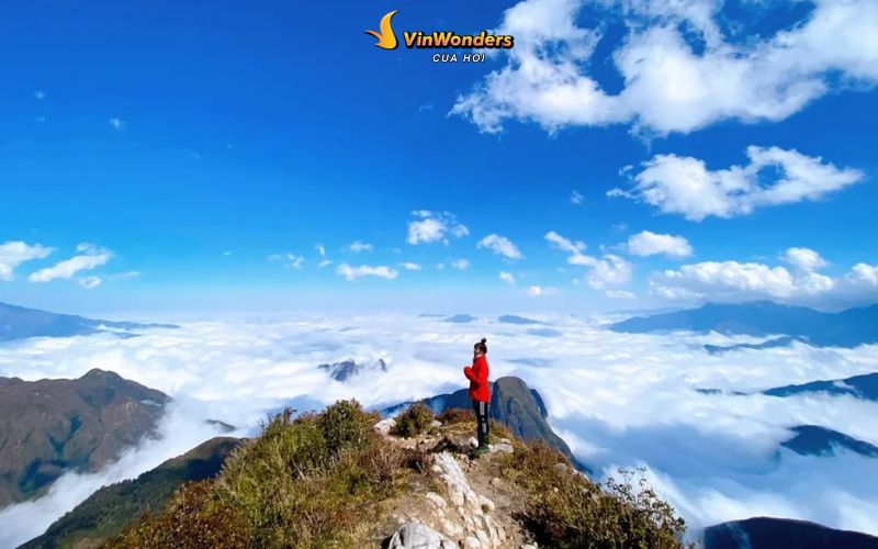 Chiêm ngưỡng biển mây ở đỉnh Phu Xai Lai Leng  